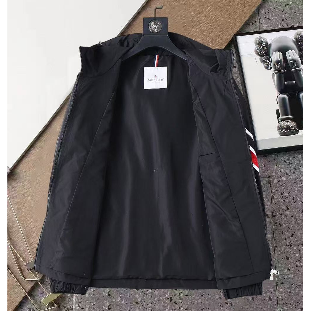 <p>MONCLER 男士夹克外套(黑)</p>