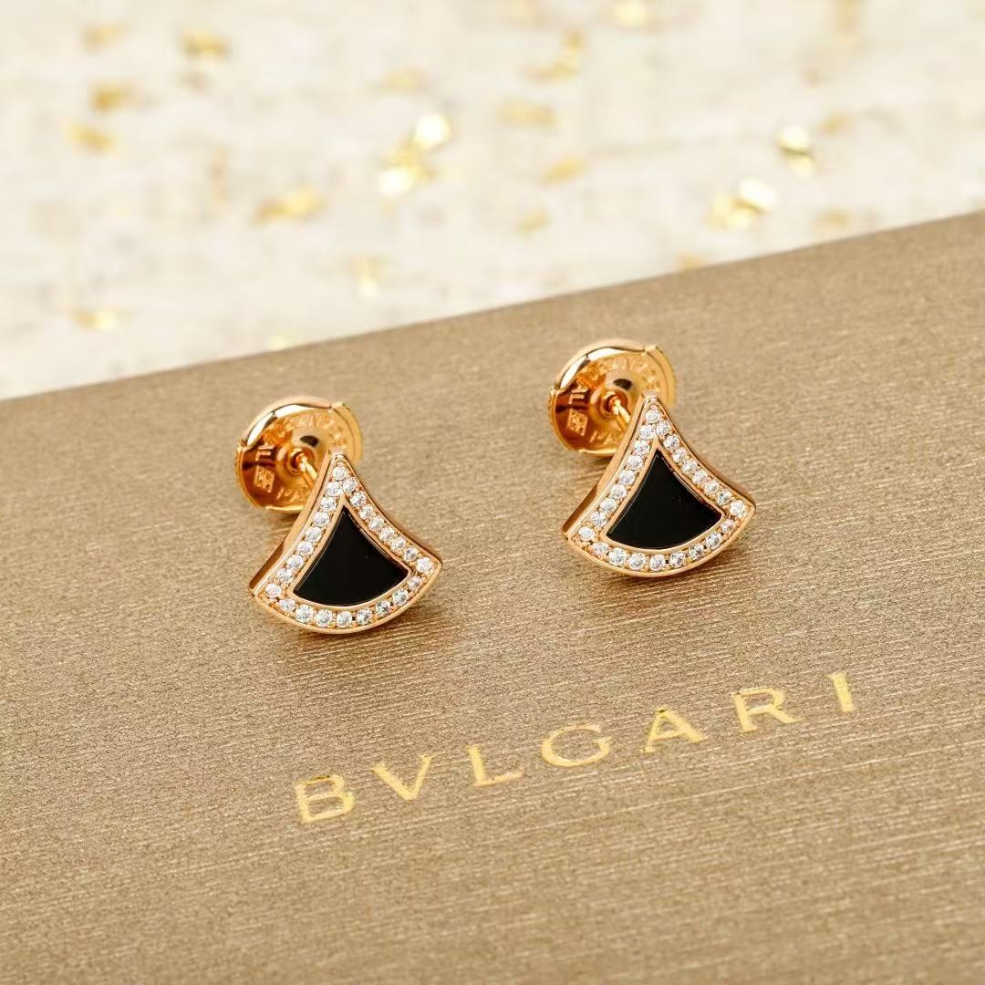 <p>BVLGARI&nbsp;小裙子耳钉</p>