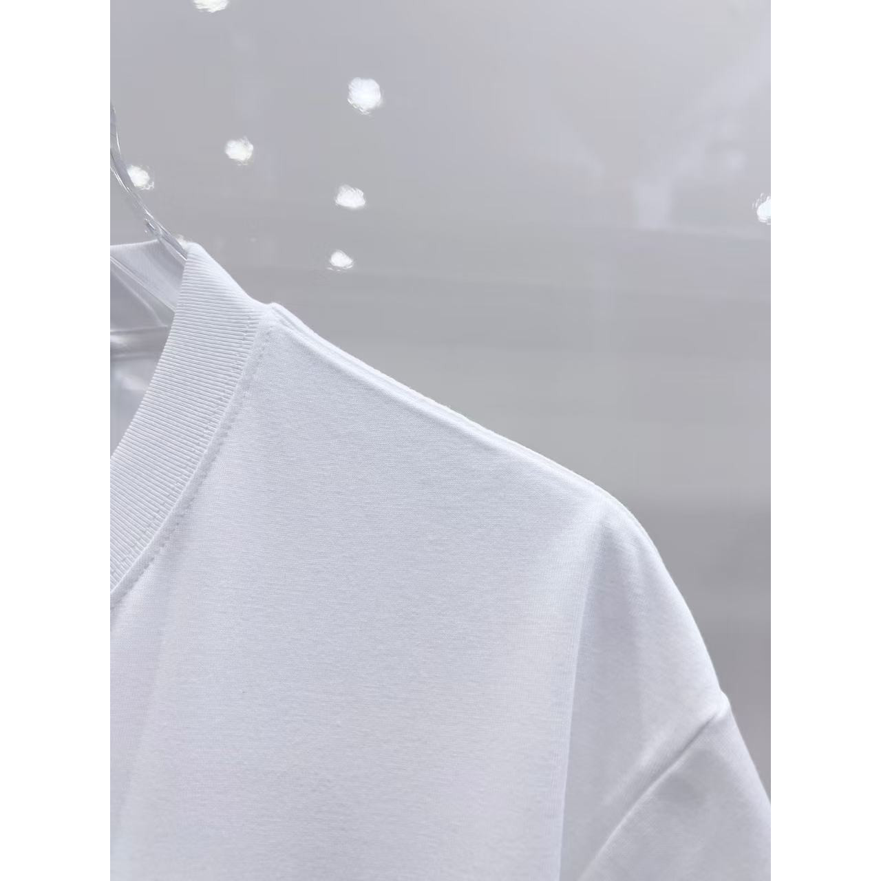 <p>MONCLER&nbsp;纯棉面料高端短袖(白)</p>
