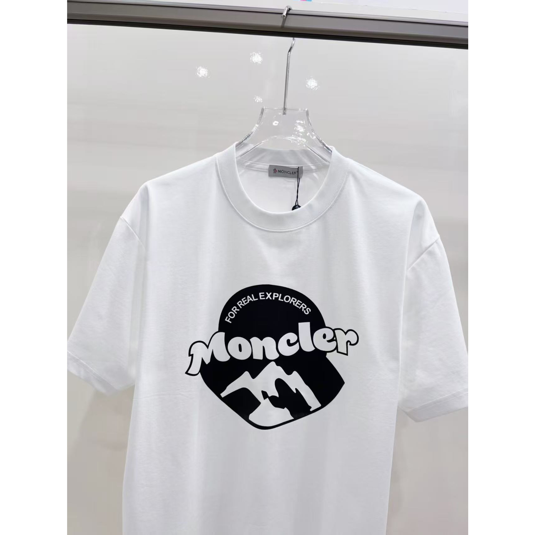 <p>MONCLER&nbsp;短袖圆领T恤(白)</p>