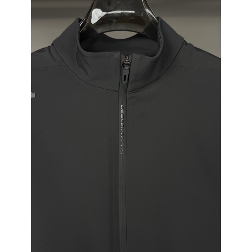 <p>DESCENTE 高爾夫系列防風防潑水夾克外套(黑)</p>