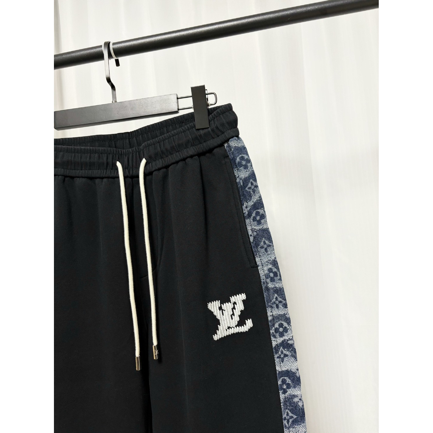 <p>LV 牛仔拼接卫裤(黑)</p>
