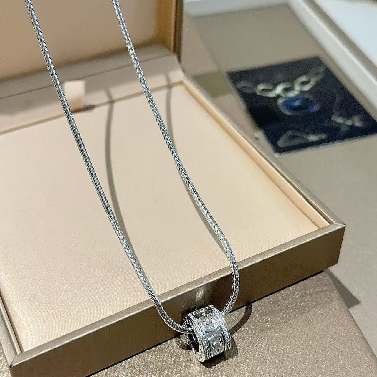 <p>BVLGARI&nbsp;项链</p>