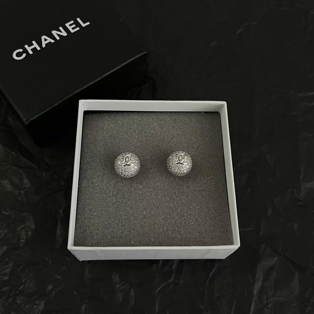 <p>CHANEL&nbsp;中古耳钉(銀)</p>