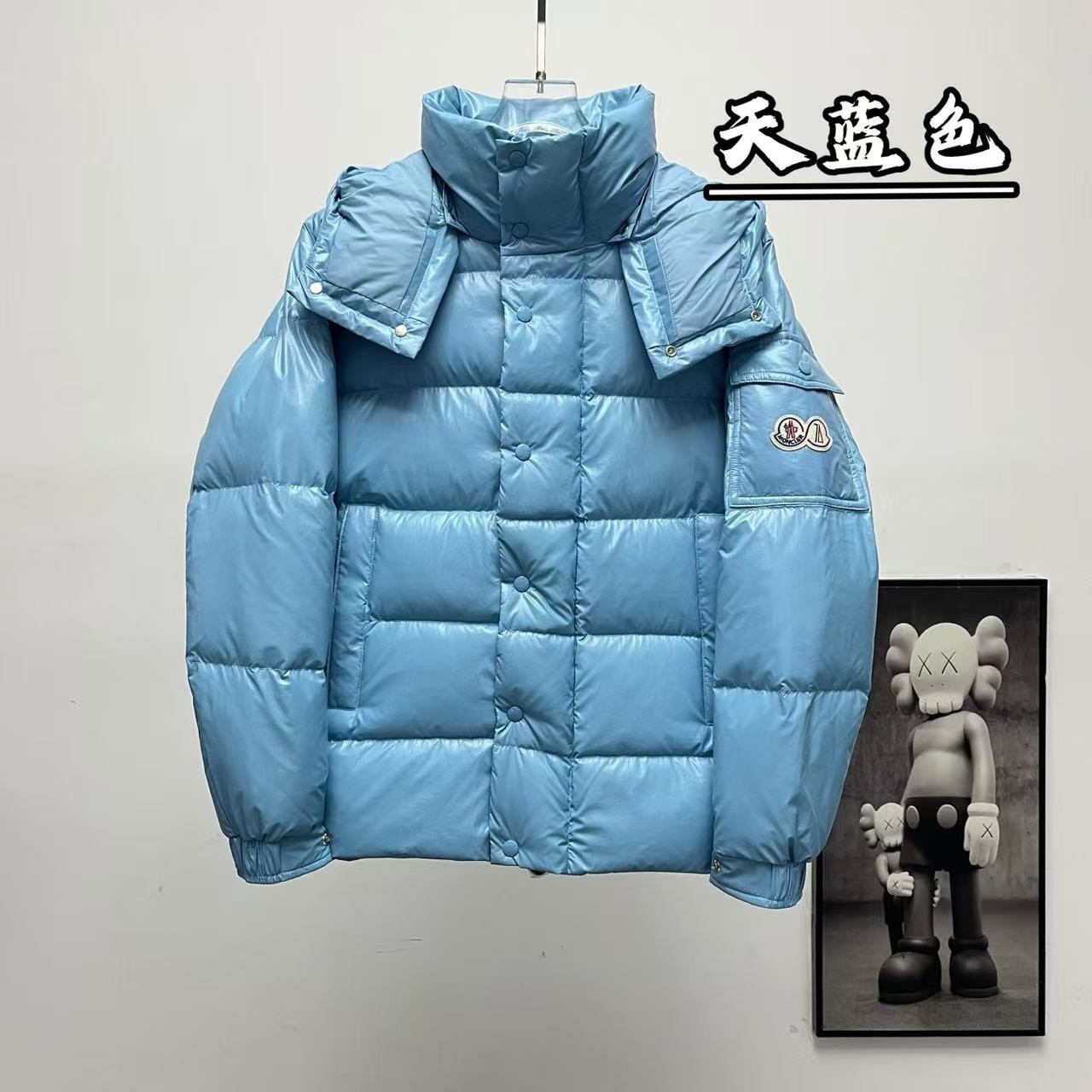 <p>Moncler 70周年双标连帽羽绒服(天藍色)</p>