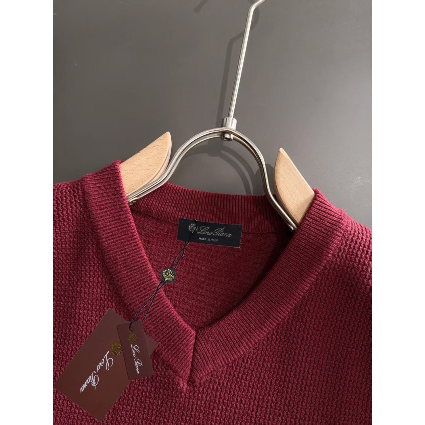 <p>Loro Piana V领针织马甲(紅)</p>