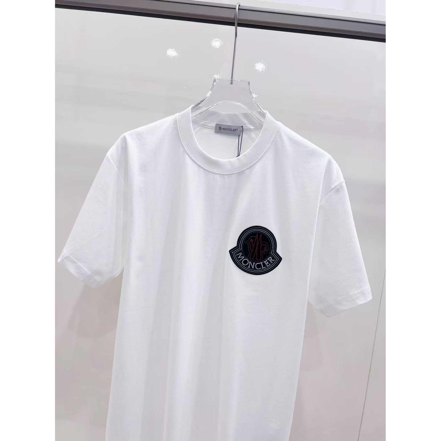 <p>MONCLER&nbsp;纯棉面料高端短袖(白)</p>