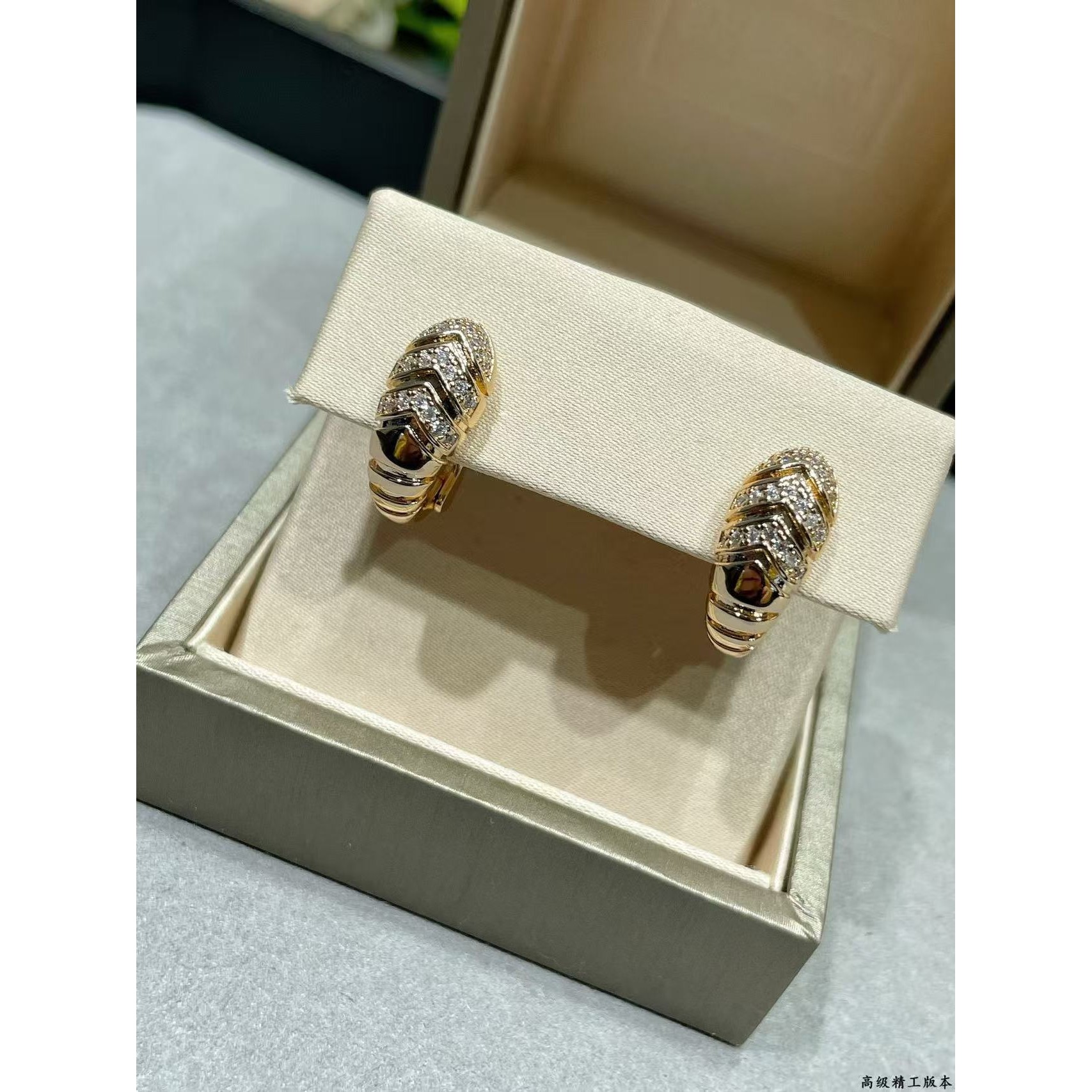 <p>BVLGARI&nbsp;灵蛇耳拍</p>