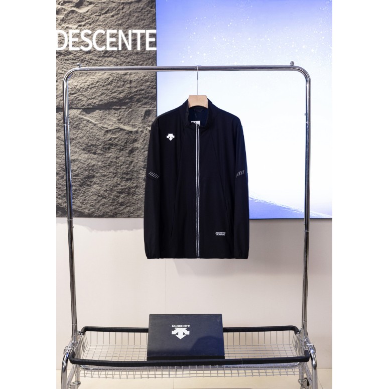 <p>DESCENTE 男女同款輕薄外套(黑)</p>
