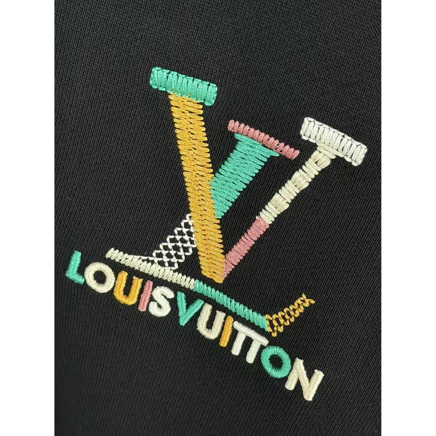 <p>LV 刺绣圆领卫衣(黑)</p>