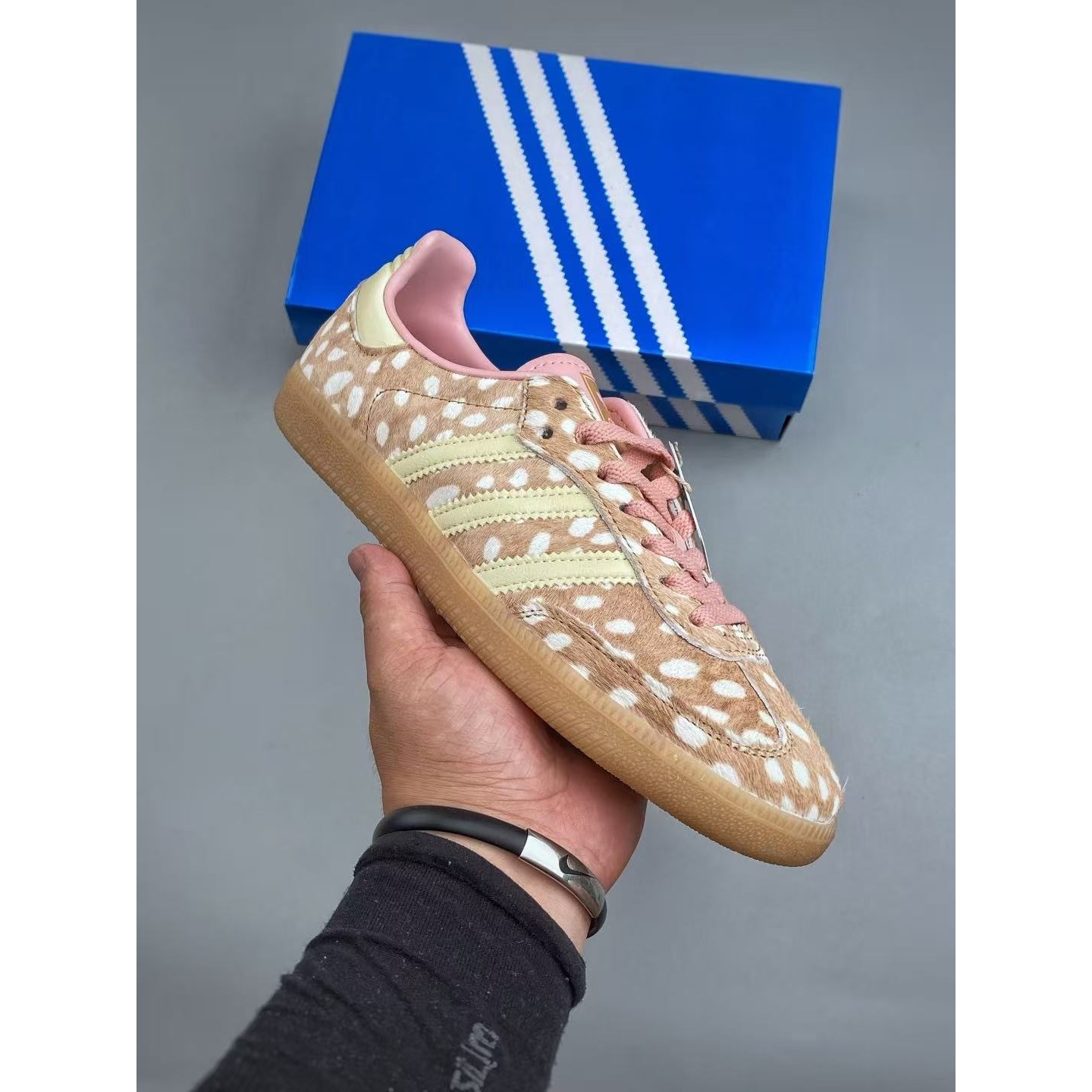 <p>Adidas Originals Samba OG 休闲运动板鞋(白點點卡其色)</p>