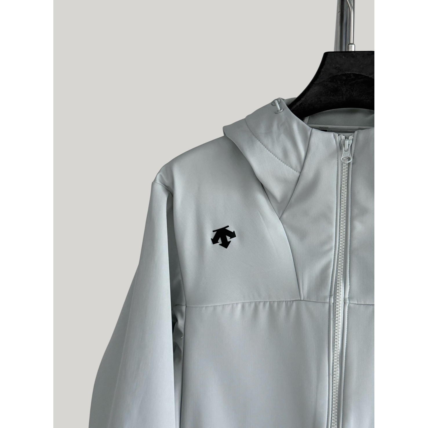 <p>Descente 软壳加薄绒冲锋衣(米白灰)</p>