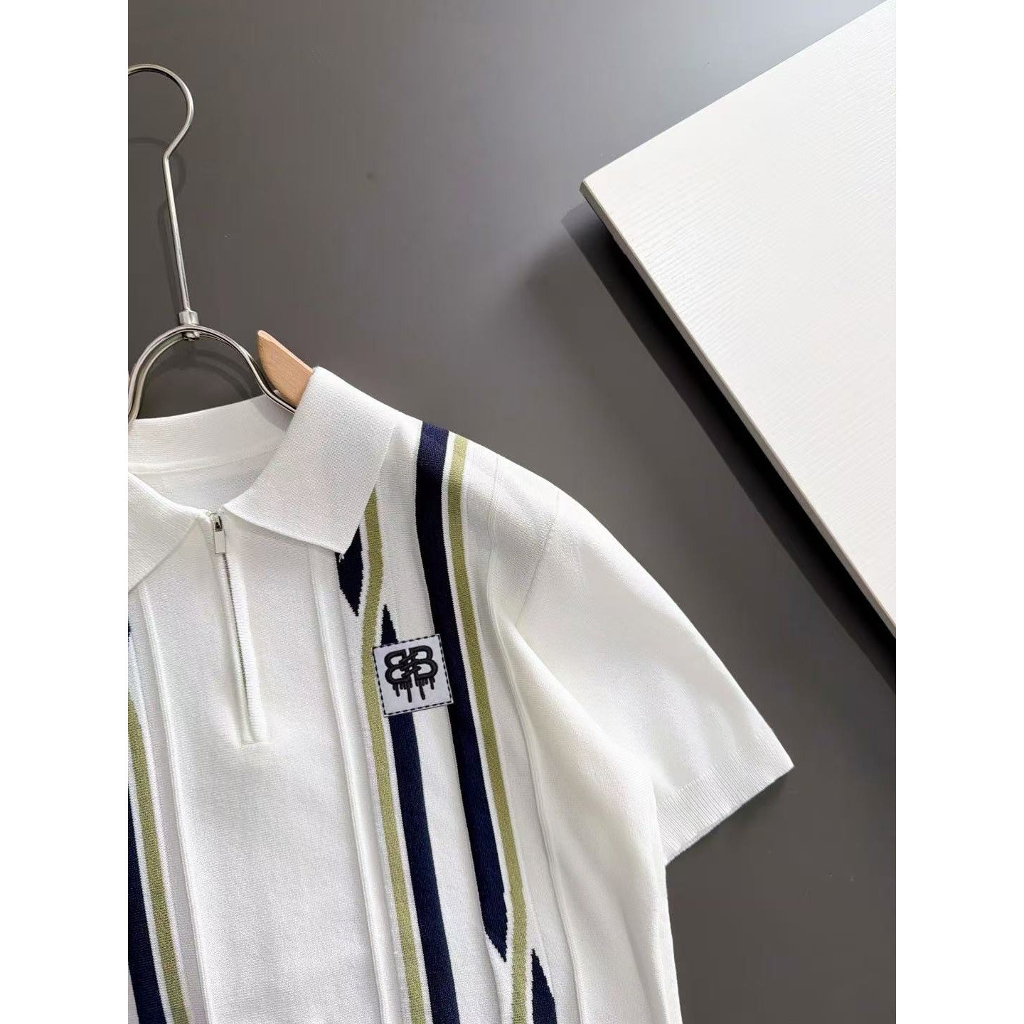 <p>Balenciaga 男款短袖T恤(786929)</p>