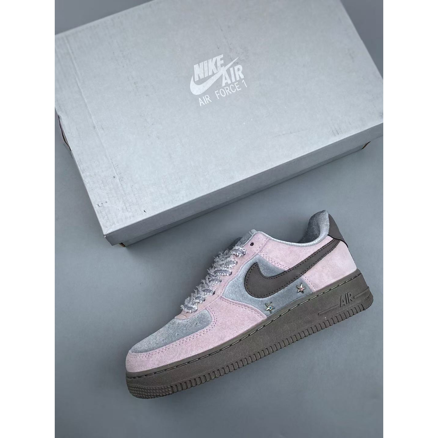 <p>NIKE AIR FORCE 1 LOW (粉)&nbsp;</p>