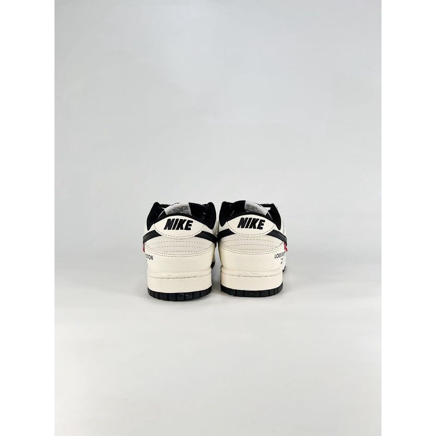 <p>NIKE DUNK SB LOW (黑白)&nbsp;</p>