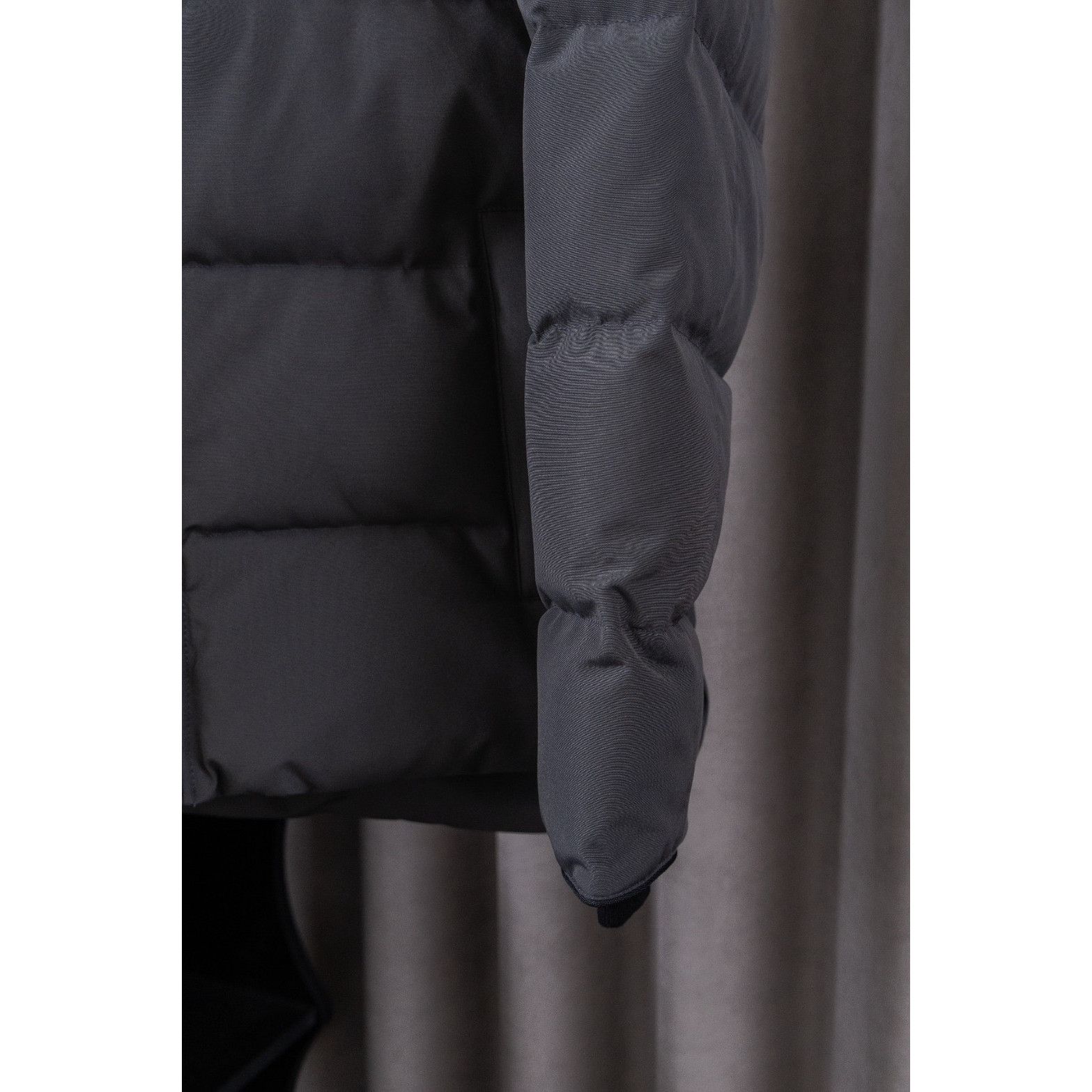 <p>Canada Goose 17款 Macmillan Parka 麦克米伦 系列男士派克羽绒服(石墨灰)</p>