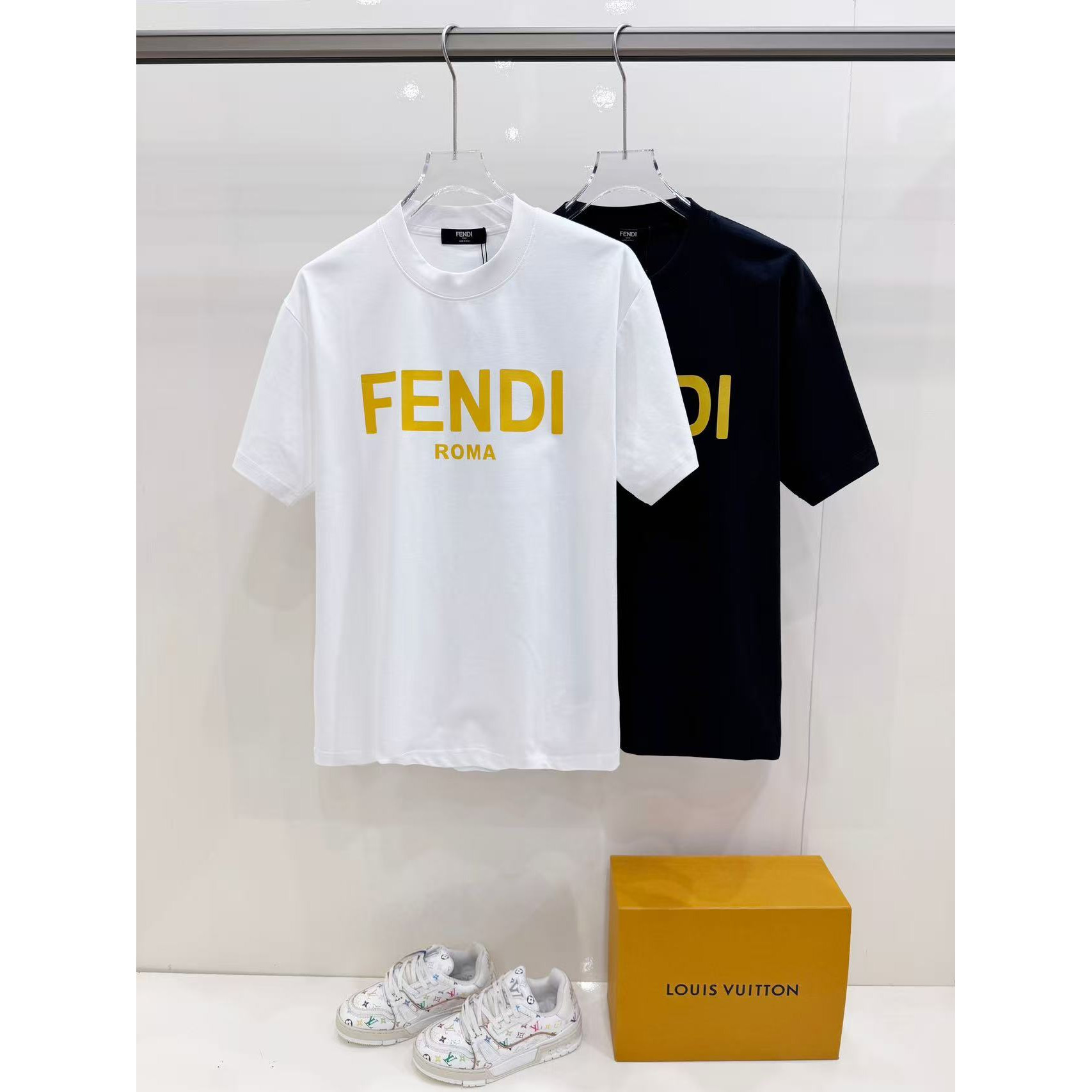 <p>&nbsp;FENDI 印花短袖T恤(黑)&nbsp;</p>