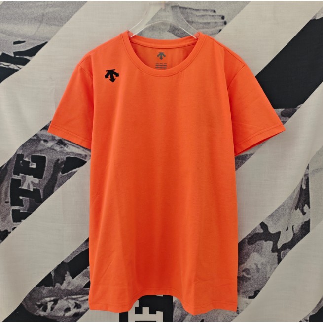 <p>DESCENTE 經典款短袖T恤</p>