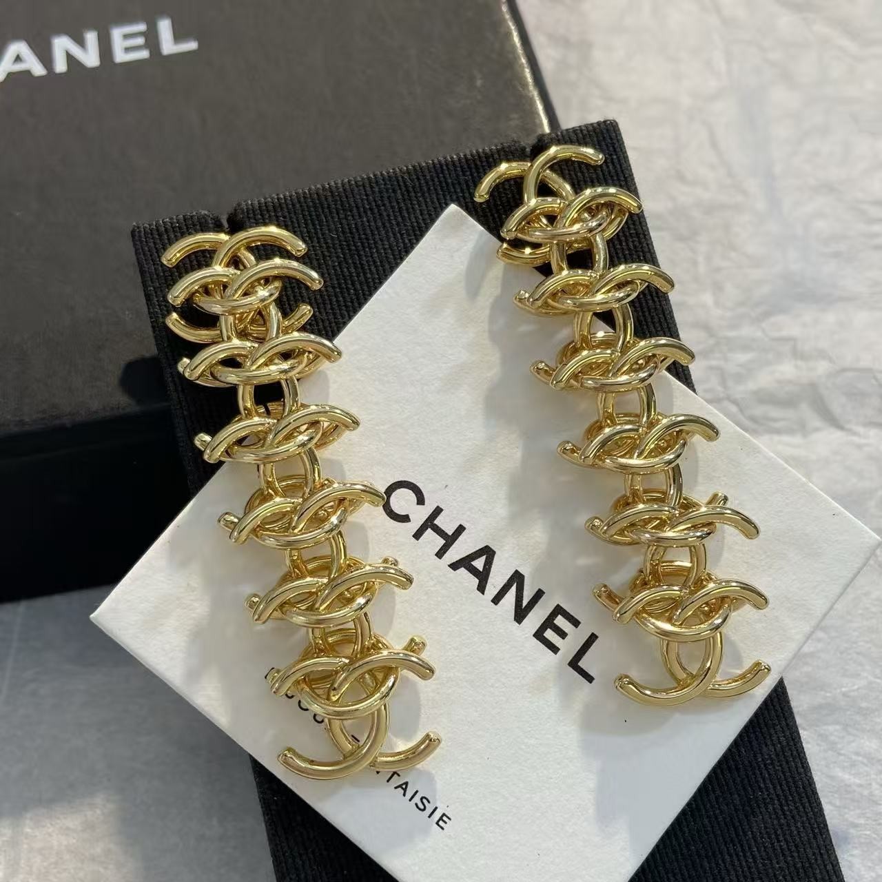 <p>CHANEL 金色多C重叠耳环</p>