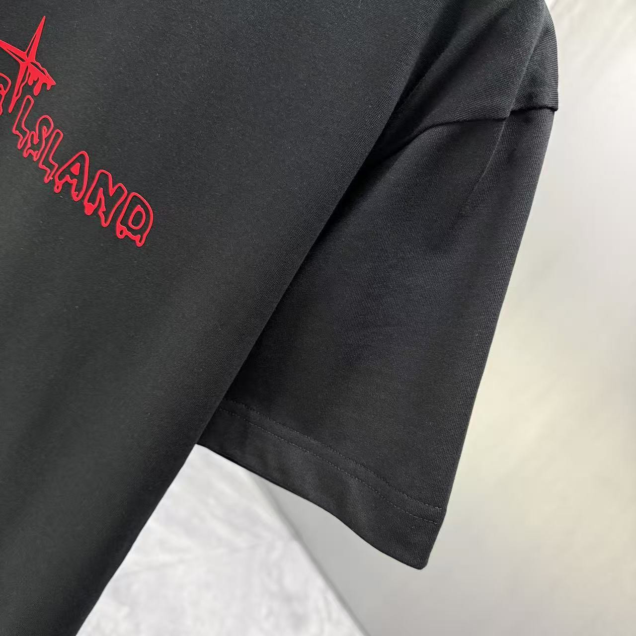 <p>Stone Island 短袖T恤(黑色紅標)</p>