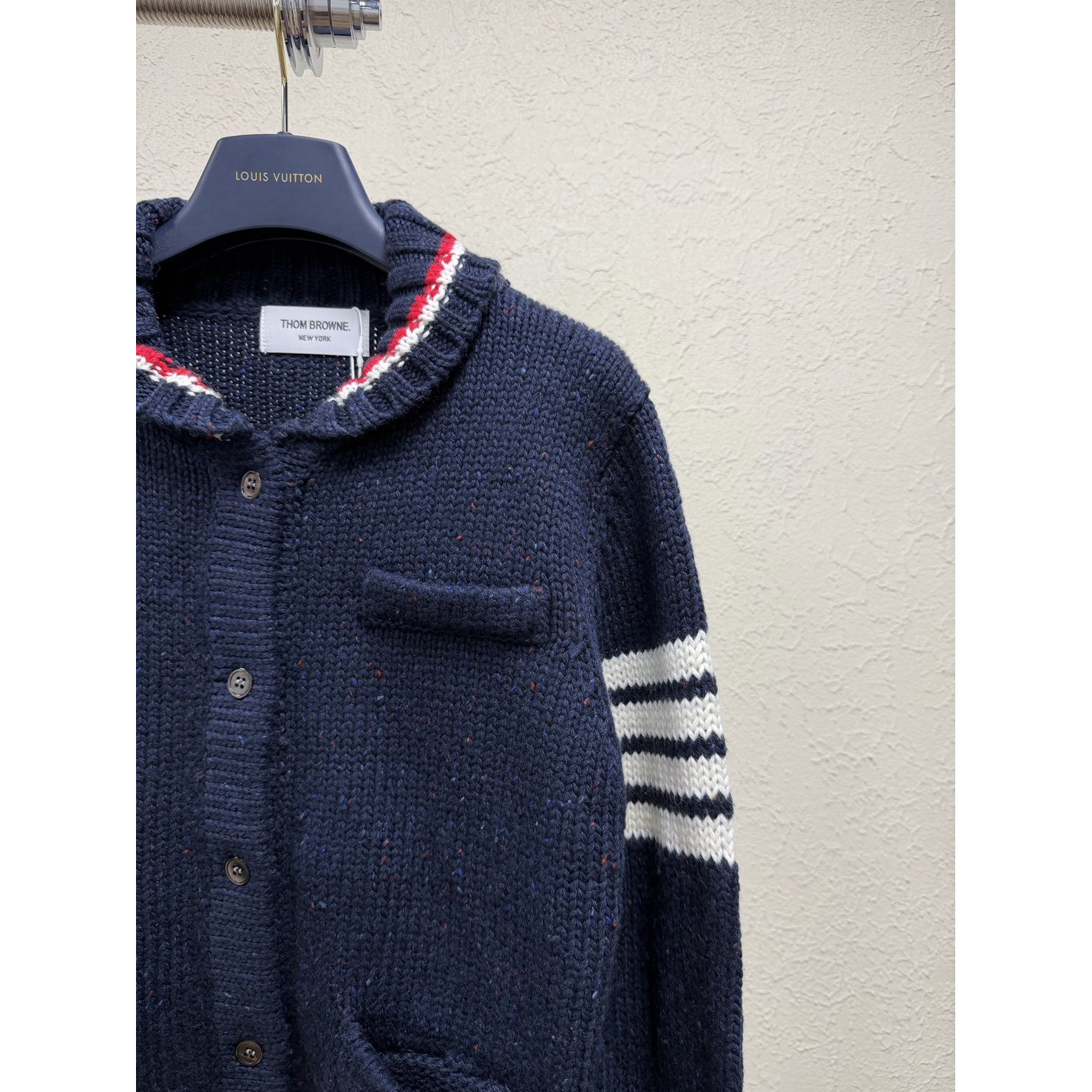 <p>Thom Browne 藏蓝羊毛开衫</p>