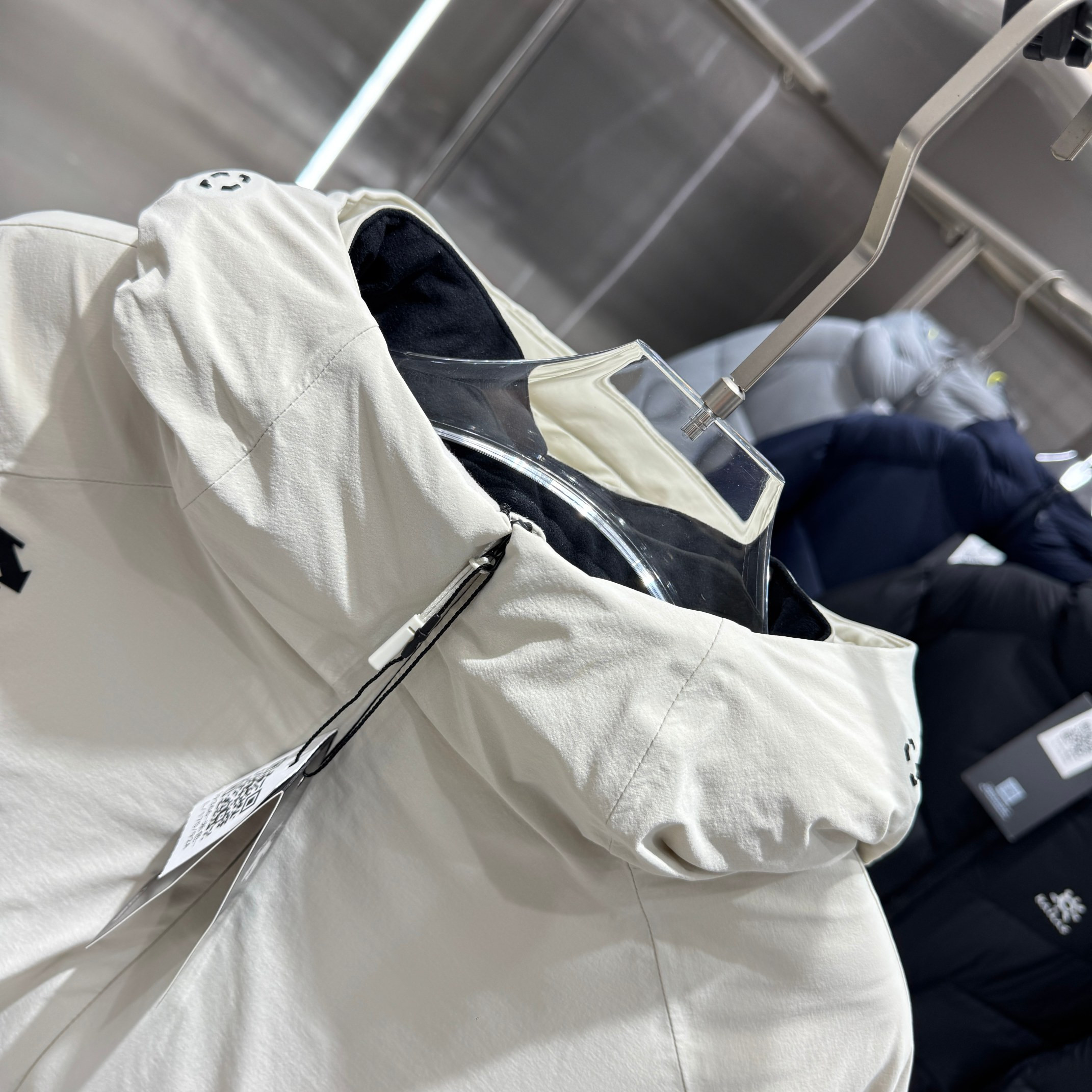<p>DESCENTE 运动羽绒服(米白)</p>