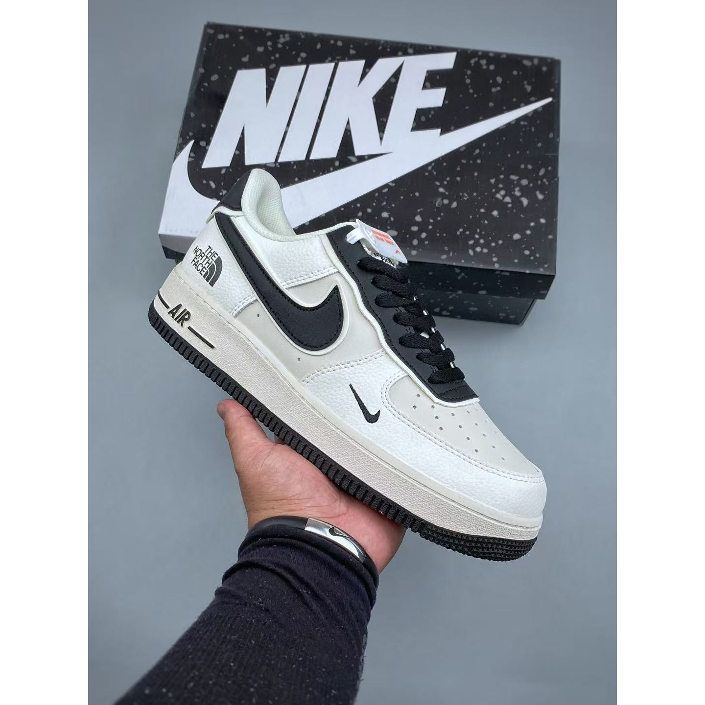 <p>Nike Air Force1 07 low &nbsp;联名款</p>