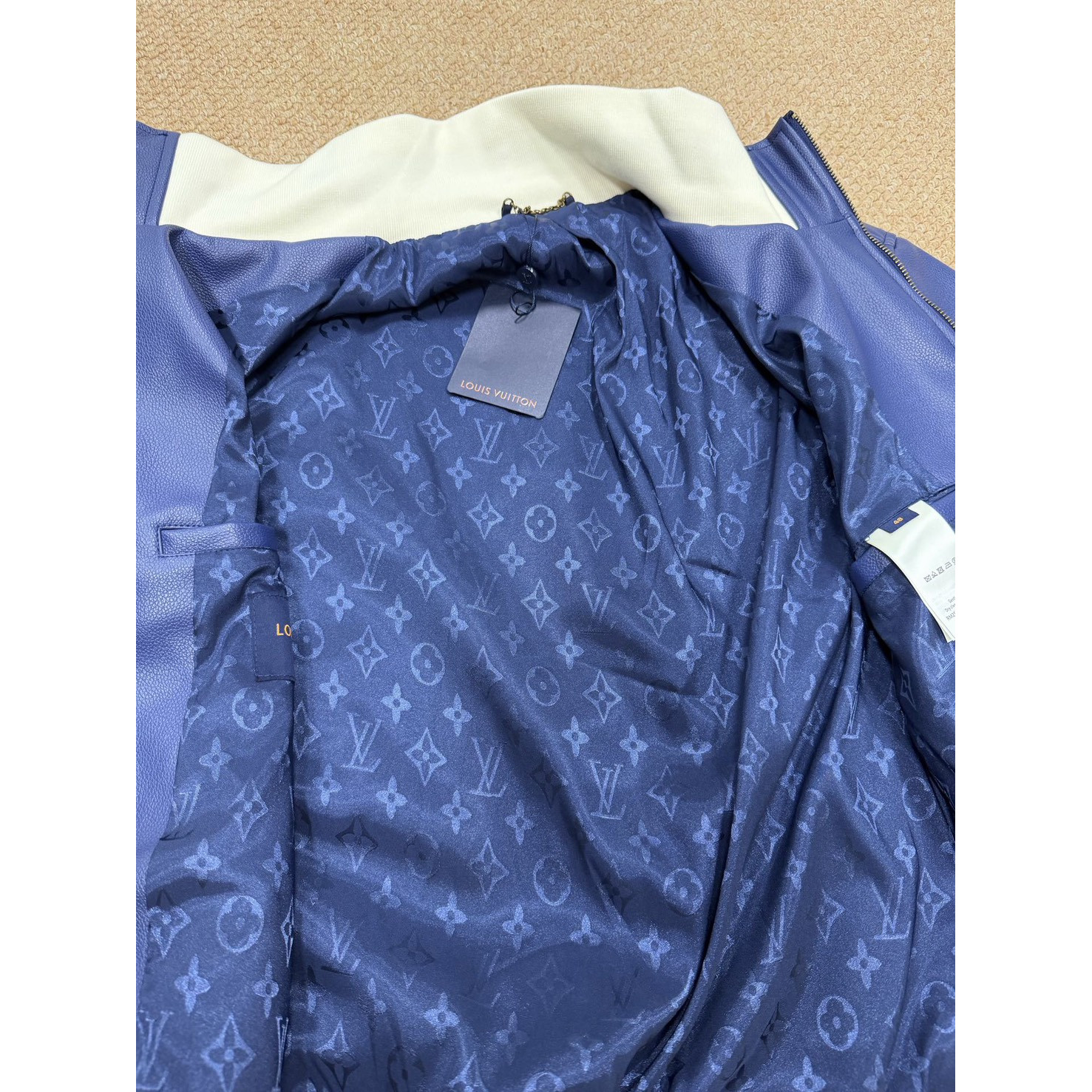 <p>LV&nbsp;Monogram立领罗纹皮牌外套</p>