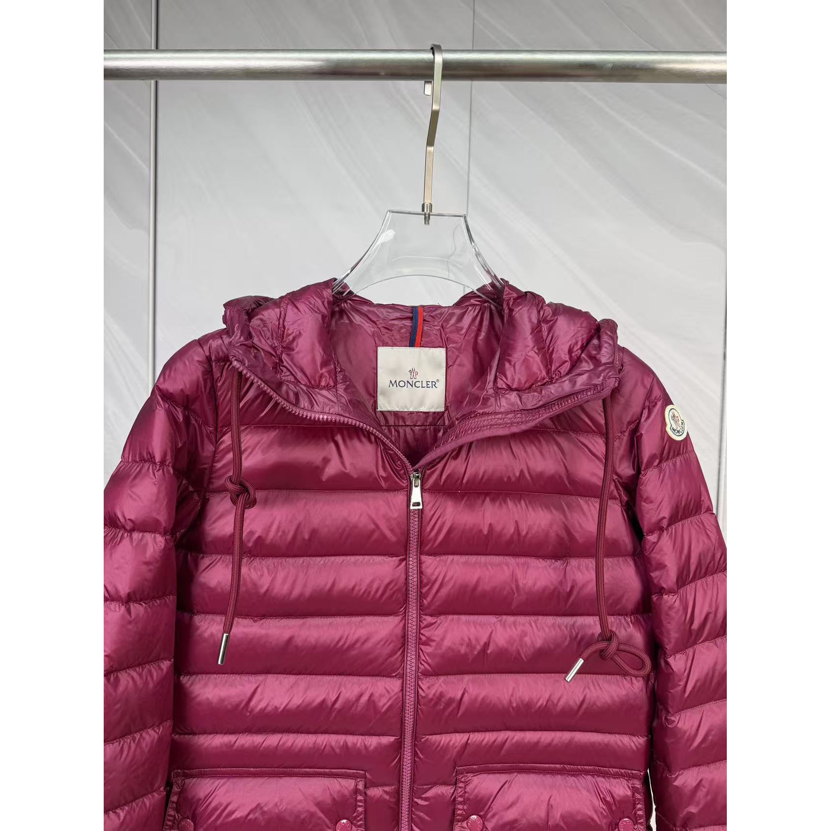 <p>Moncler 连帽中长羽绒服(玫紅色)</p>