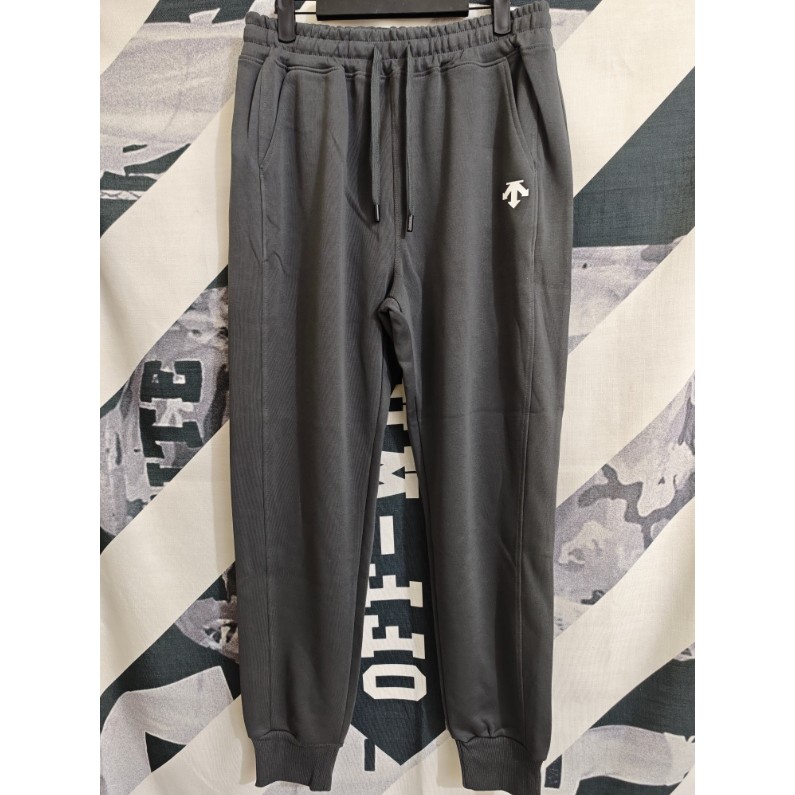 <p>DESCENTE 韓版經典款長褲(深灰)</p>