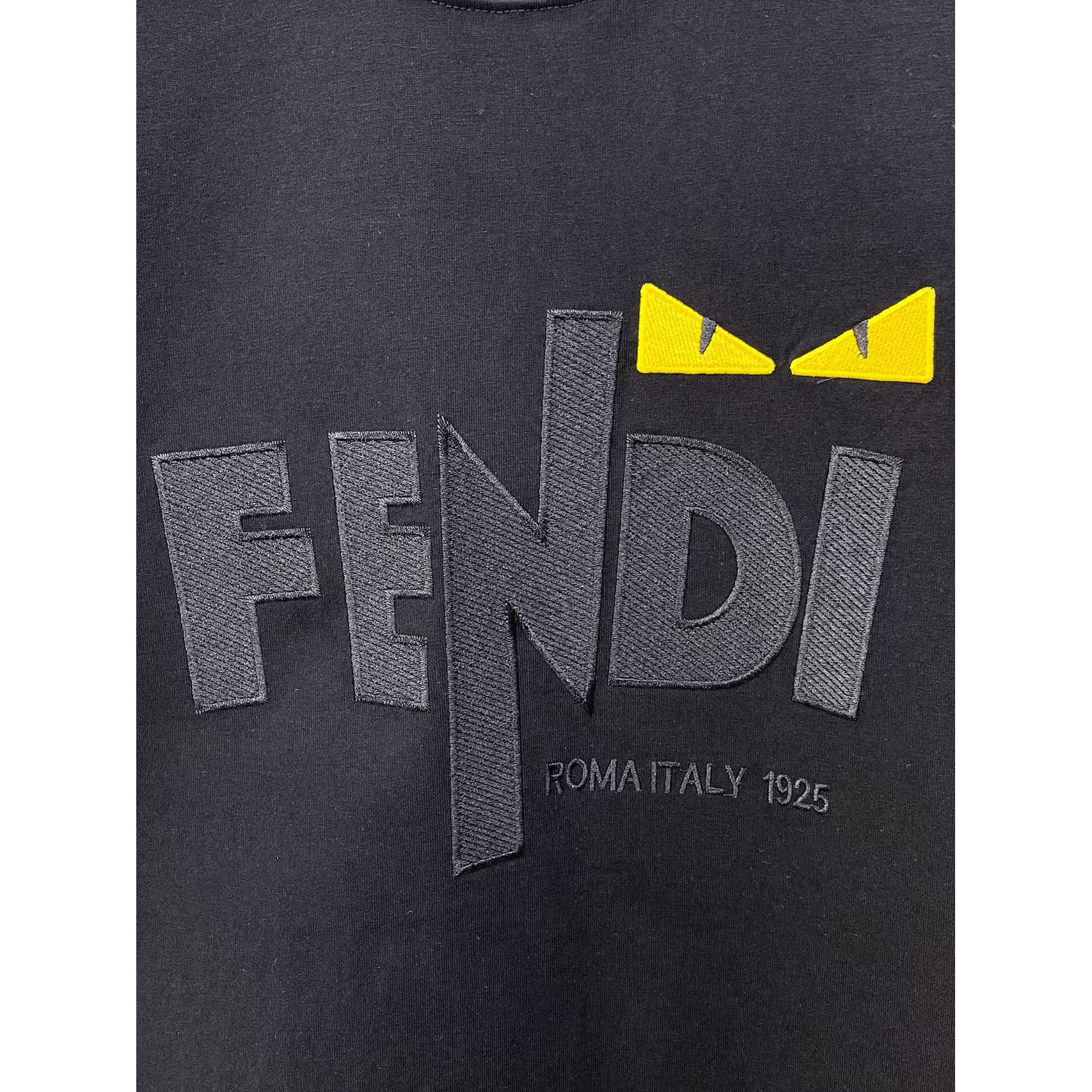 <p>FENDI&nbsp;专柜新款短袖T恤(黑)</p>