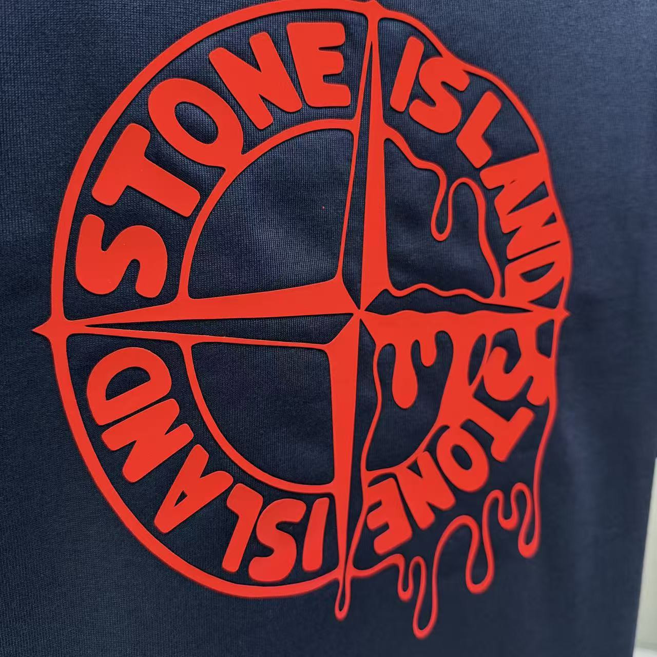 <p>Stone Island 短袖T恤(深藍紅標)</p>