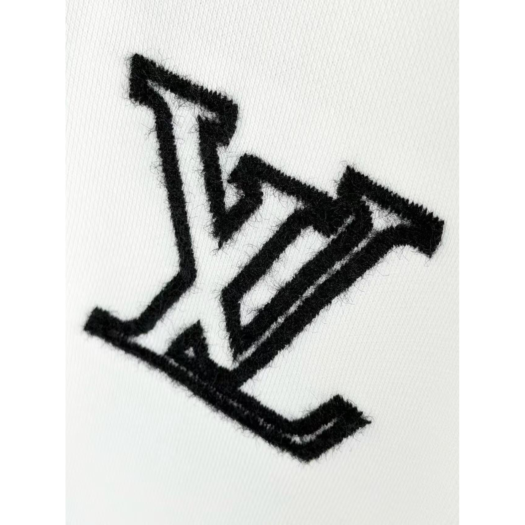 <p>LV&nbsp;刺绣圆领卫衣(白)</p>