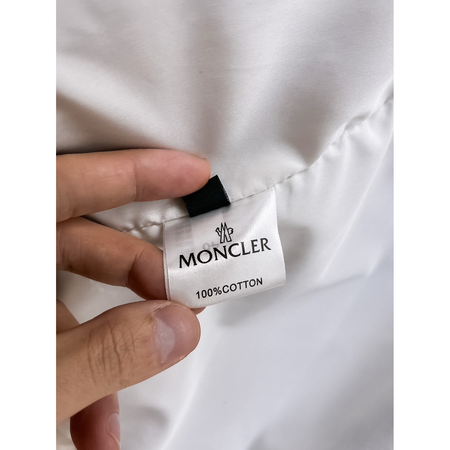<p>MONCLER&nbsp;男士夹克外套(白)</p>