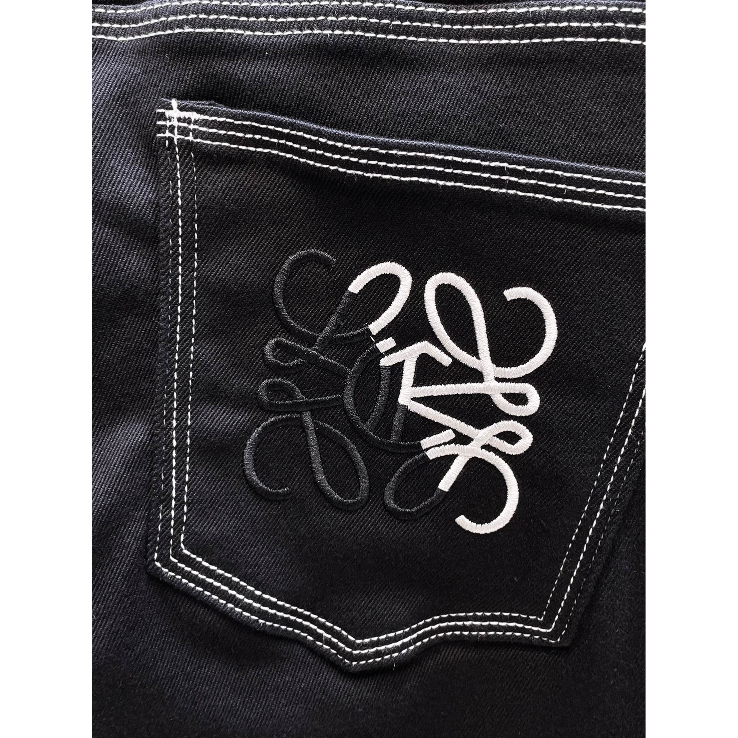 <p>LOEWE&nbsp;高端牛仔裤(黑)</p>