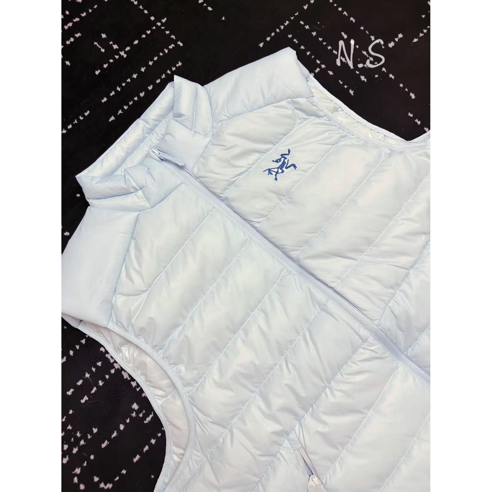 <p>Arc'teryx 立领鹅绒马甲(以太蓝)</p>