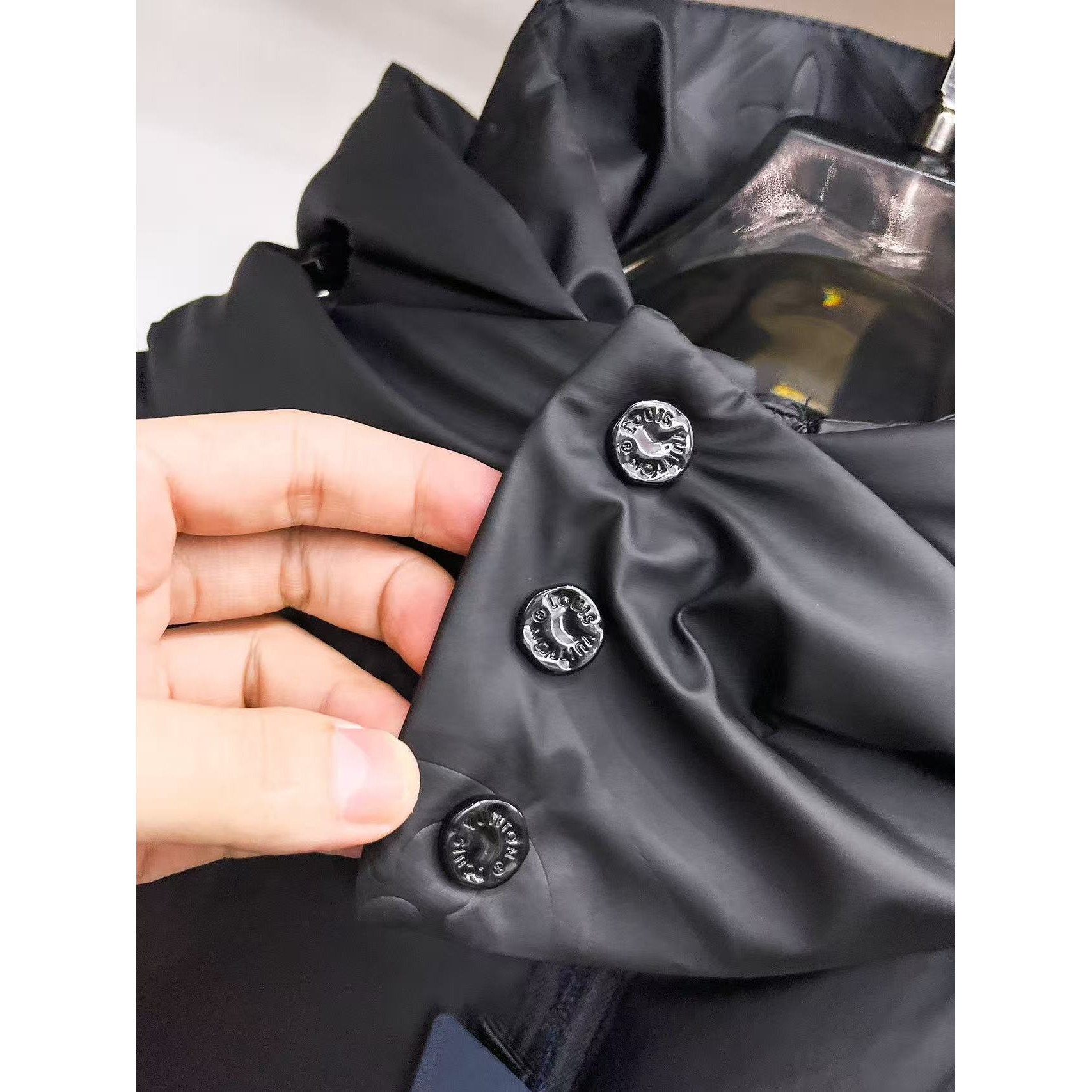 <p>LV 秋冬新款羽绒服(黑)</p>