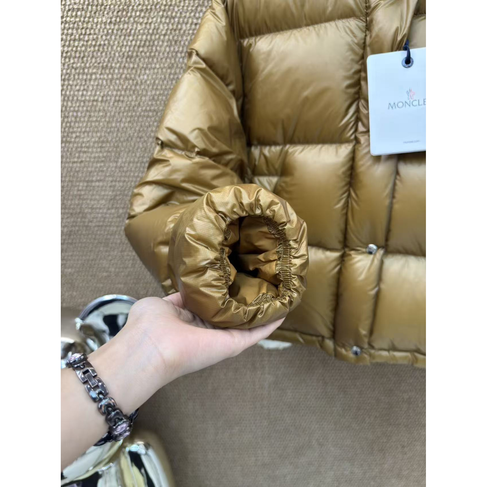 <p>Moncler Tepice女款短款小面包羽绒服(焦糖色)</p>