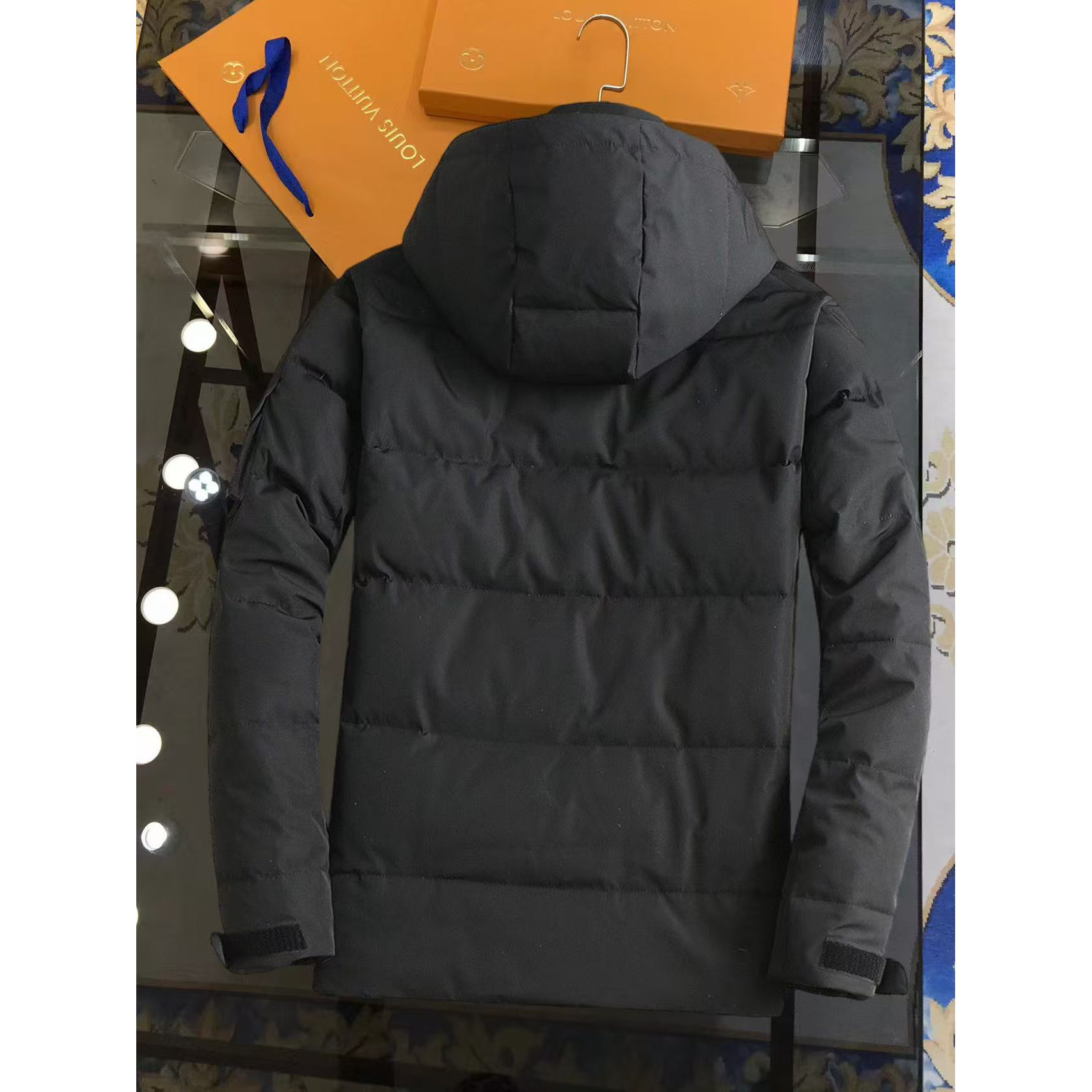 <p>MONCLER 羽绒服(黑)</p>