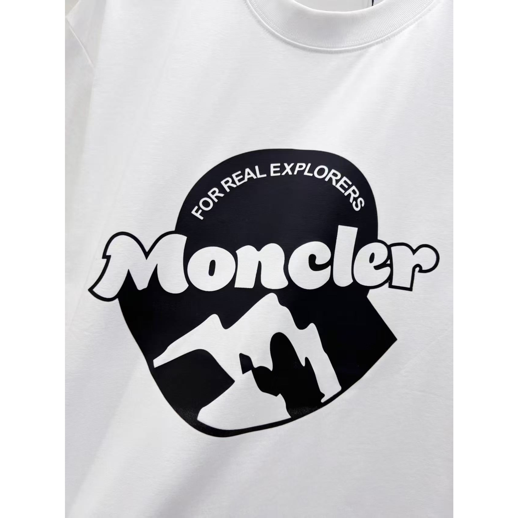 <p>MONCLER&nbsp;短袖圆领T恤(白)</p>
