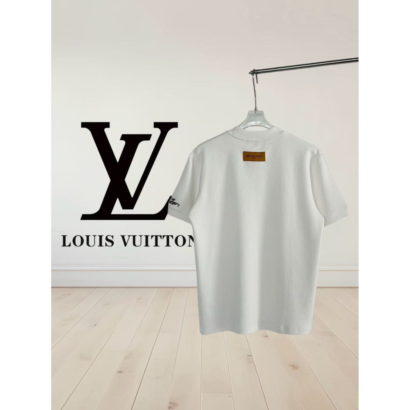 <p>LV 刺绣短袖T恤(白)</p>