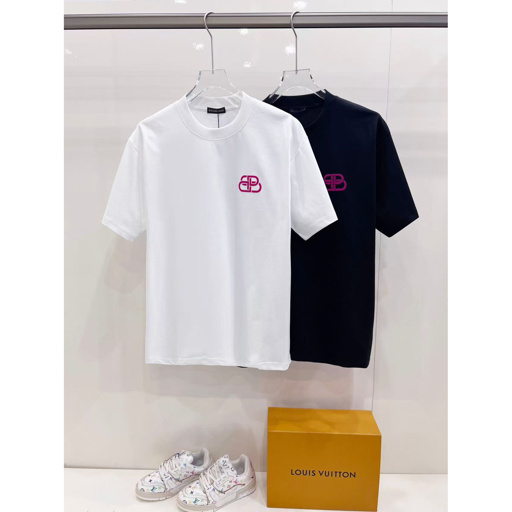 <p>Balenciaga 短袖T恤(白)&nbsp;</p>