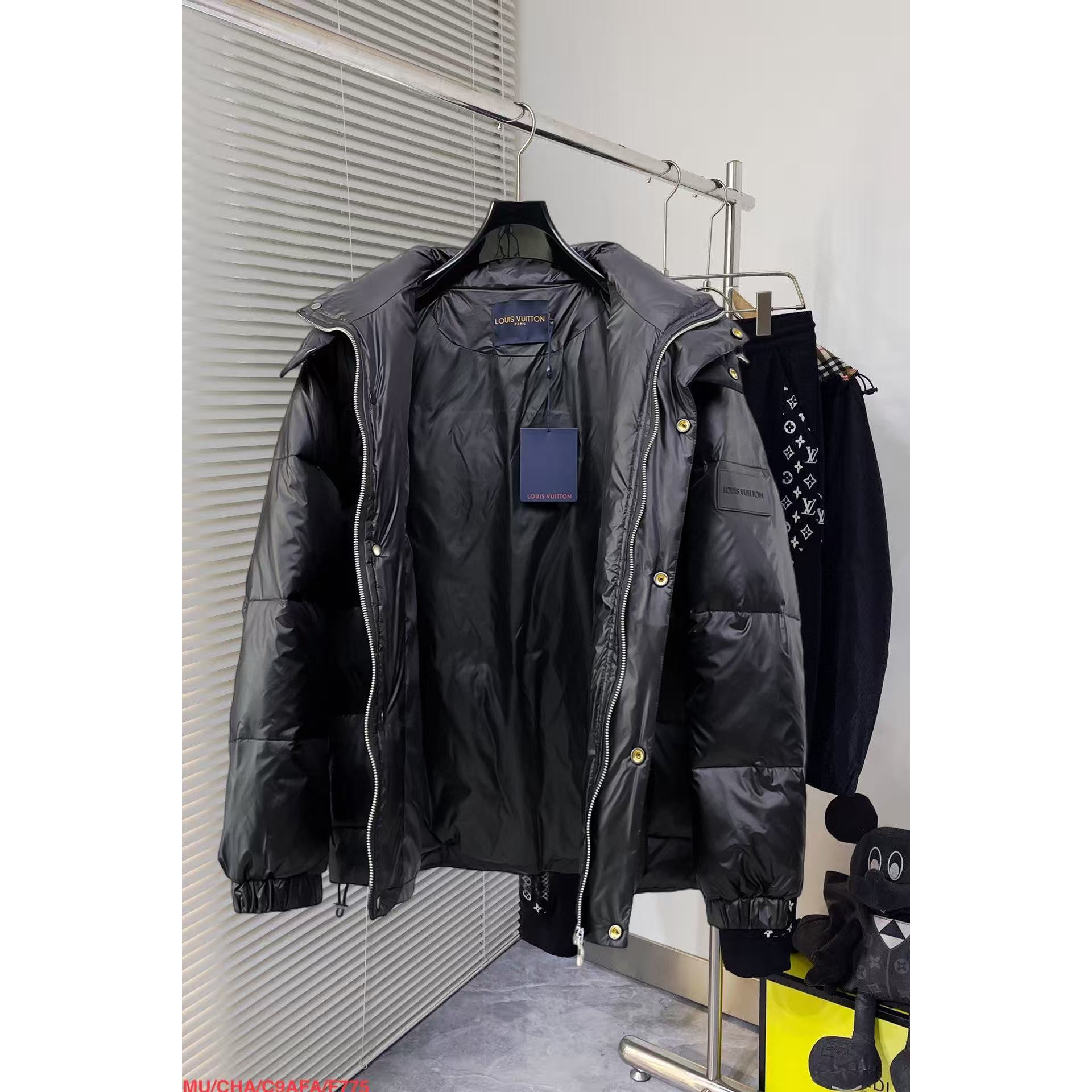 <p>LV 官网款新款羽绒服(黑)</p>