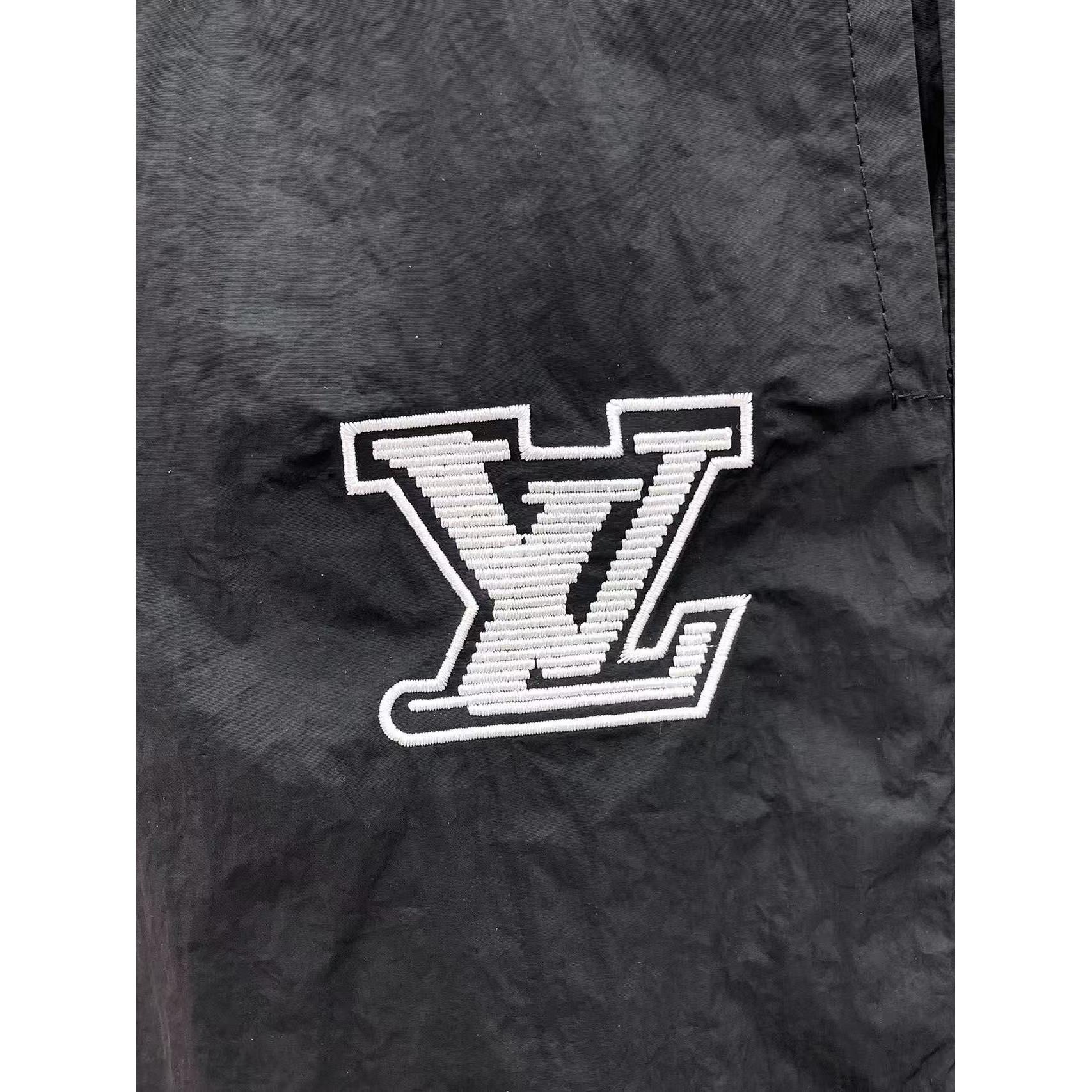<p>LV 专柜新款雙面穿休闲短裤(灰黑)</p>