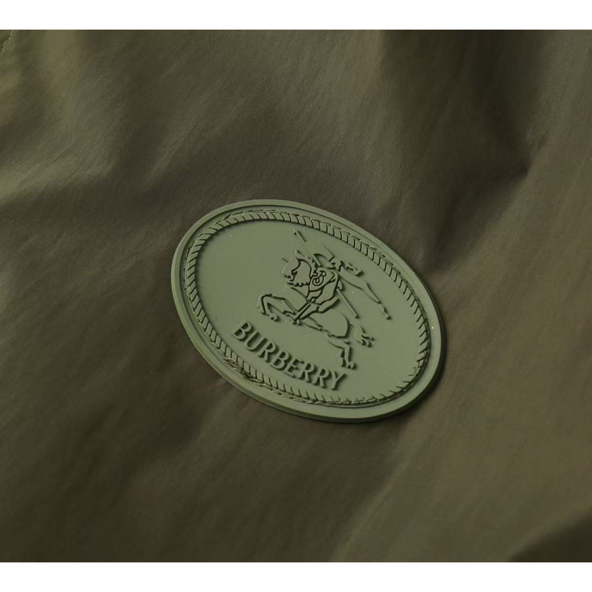 <p>BURBERRY 男士夹克外套(綠)<br />
&nbsp;</p>