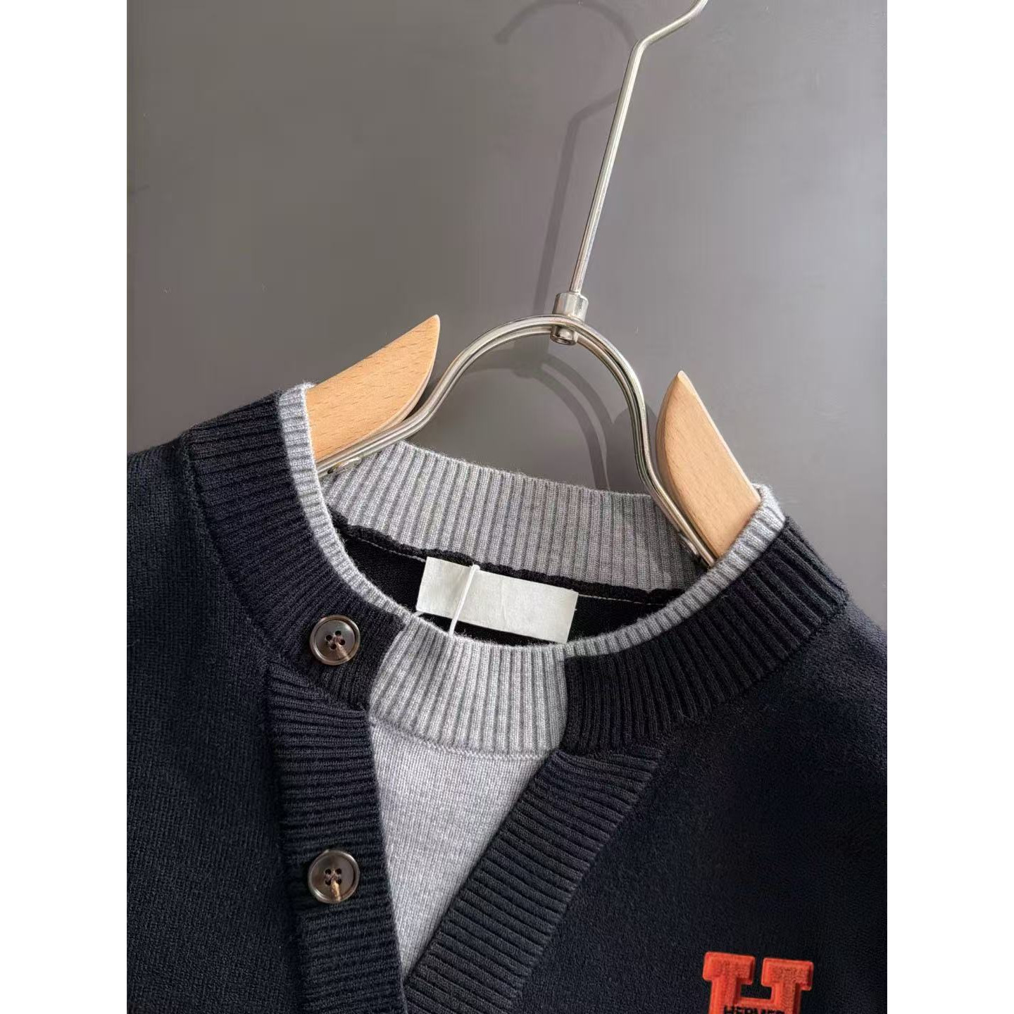 <p>HERMES 秋冬官网最新毛衣(黑)</p>