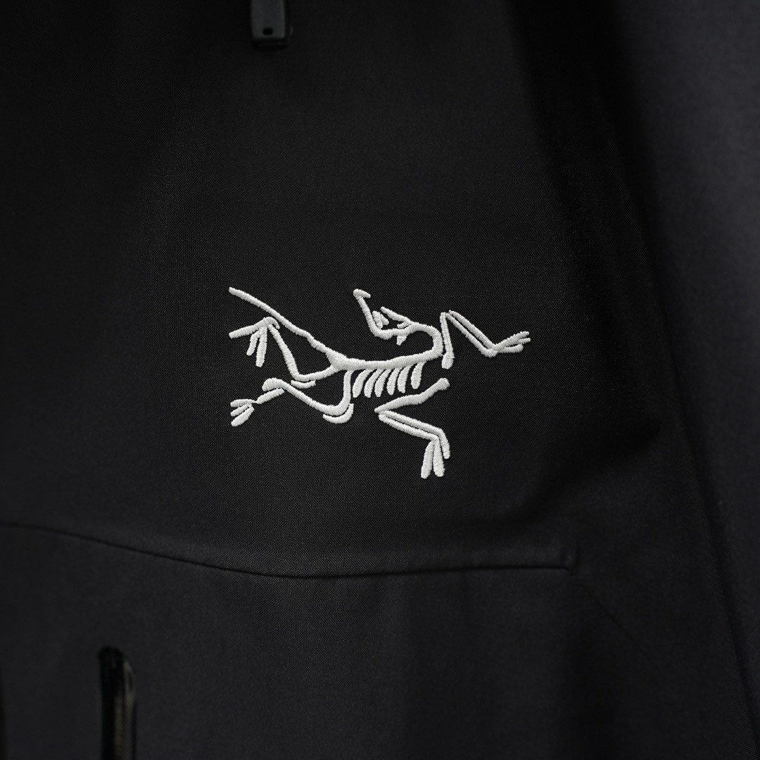 <p>ARC'TERYX &nbsp;BETA SV JACKET 增强防水防风连帽硬壳外套(黑)&nbsp;</p>