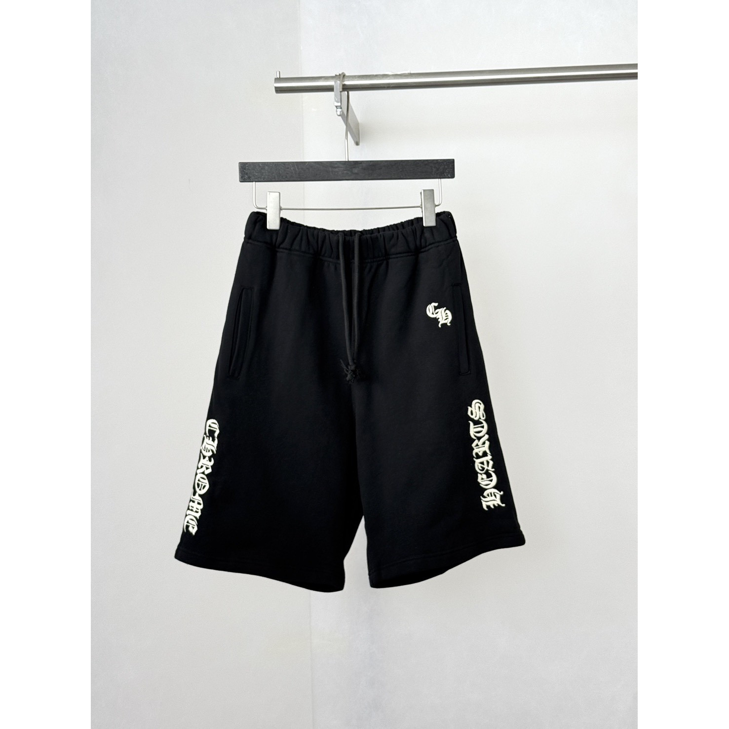 <p>CHROME HEARTS 梵文字母刺绣短裤</p>