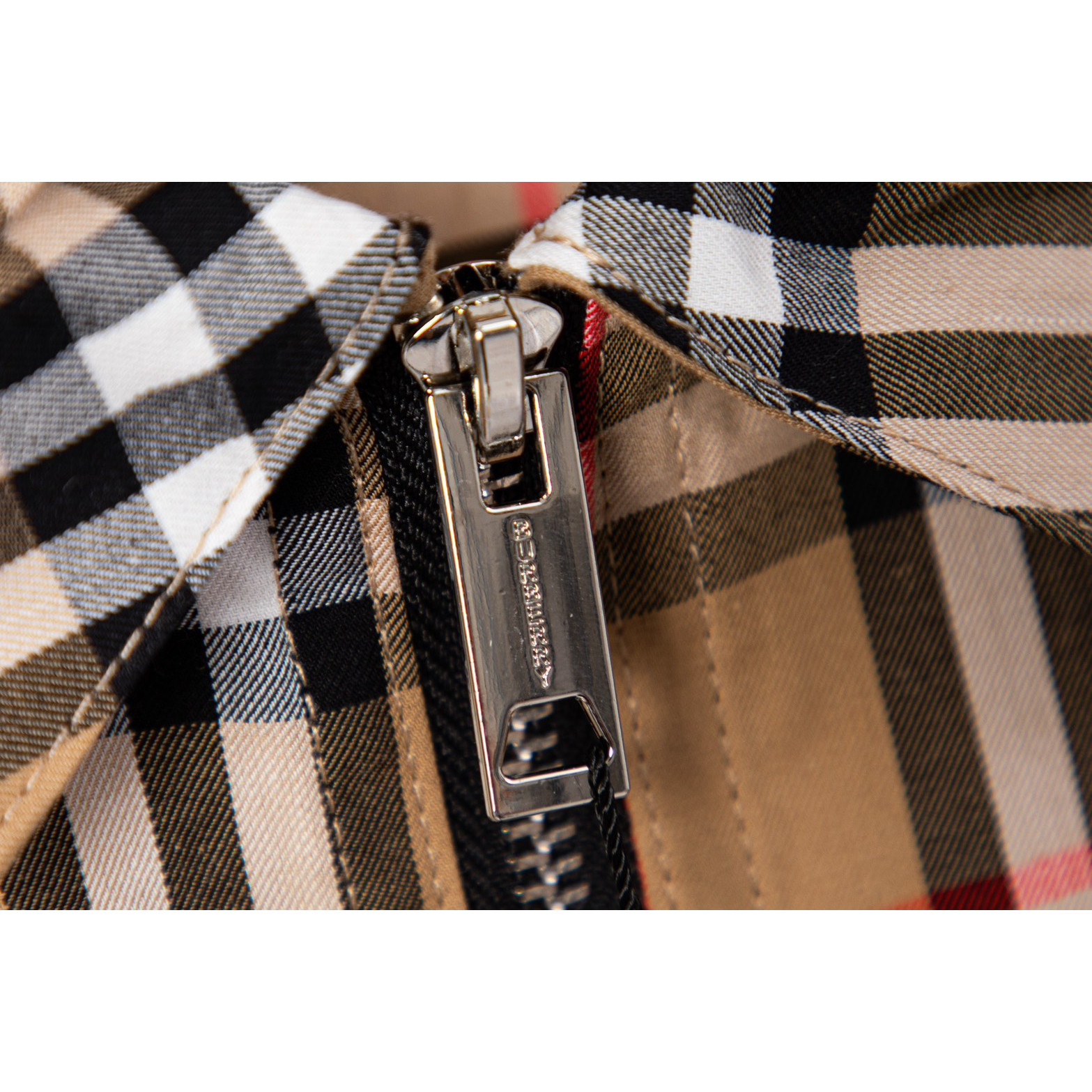 <p>BURBERRY 经典拉链外套(DZ79)(卡其色)</p>