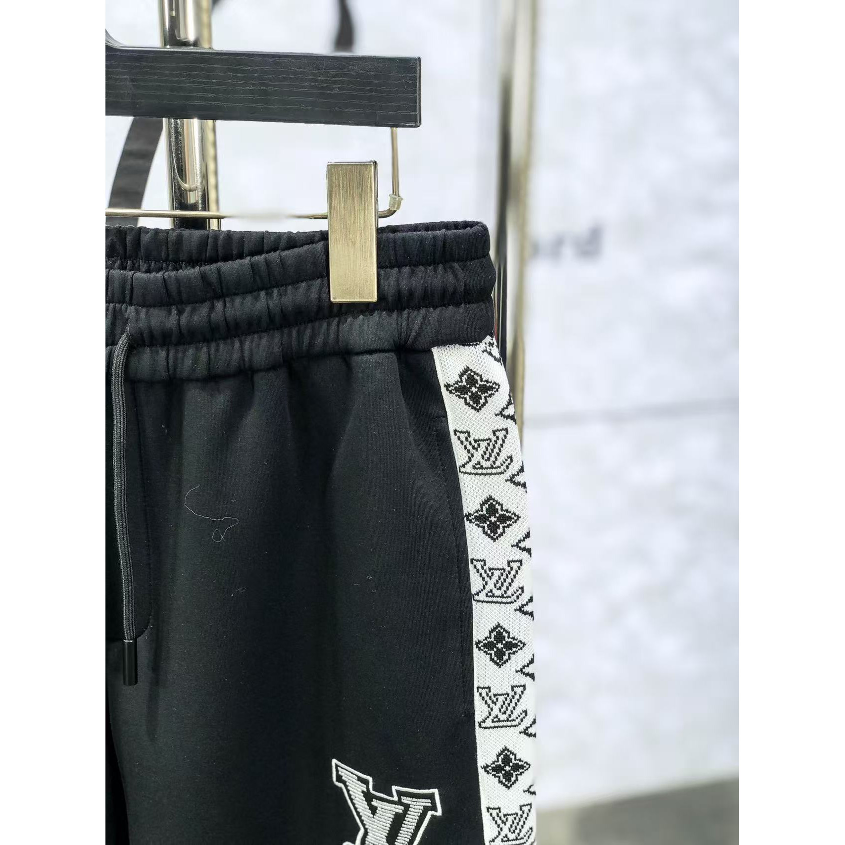 <p>LV&nbsp;高品质时尚休闲裤(782942)</p>